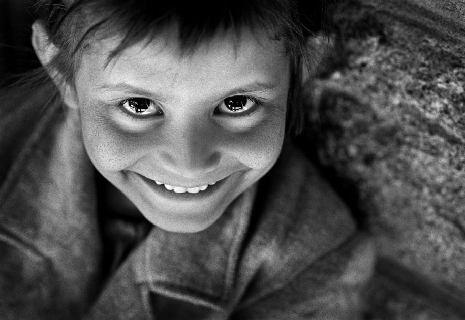 01_girl.portrait.smile.spiti.black and white.india.jpg